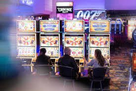 Studio live Monopoly Live di home4d menampilkan dealer, spinner fisik, dan layar hasil real-time
